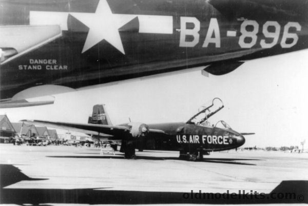 RCM 1/32 B-57 Canberra - Major US Models (not G) and UK Canopy plastic model kit